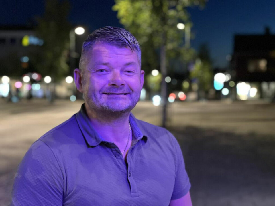 TRIVES. Det er langt mellom hver gang man ser Tom Gunnar Rasmussen med noe annet enn et stort smil om munnen. I helga starter jakta, og da er det ekstra mye å glede seg over. TRIVES. Det er langt mellom hver gang man ser Tom Gunnar Rasmussen med noe annet enn et stort smil om munnen. I helga starter jakta, og da er det ekstra mye å glede seg over. Foto: Helge Simonsen