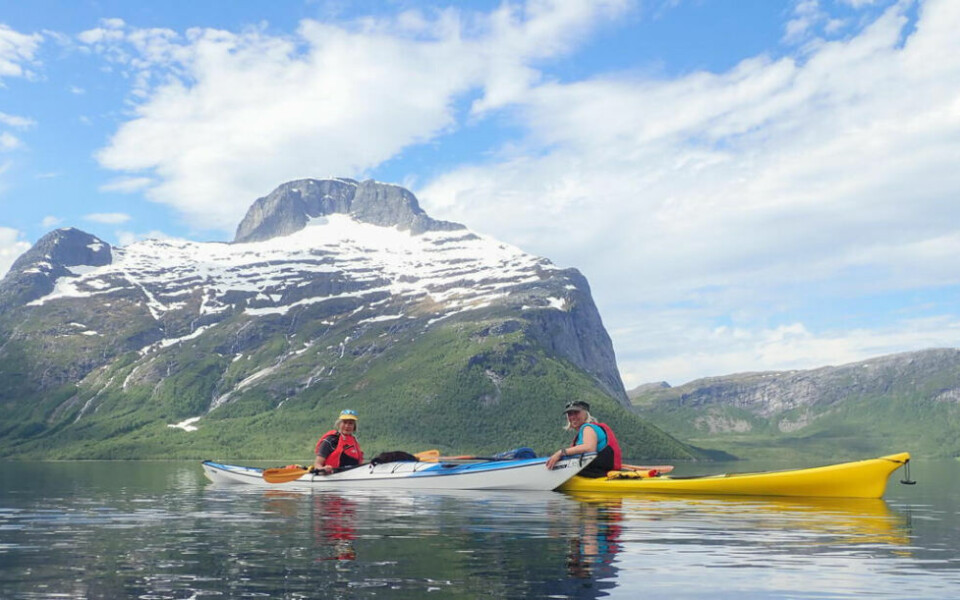 GODE VENNINNER. Hanne og Tove Lise, to glade padlere på Sjunkfjorden, med Sjunkhatten bak.KART. Med retning mot Sjunkfjord og Sjunkhatten. Alle foto: INGER MARIA SJÖBERGBLIKKSTILLE HAV. Padling på blikkstille hav, med Osatind i bakgrunnen.MAJESTETISKE FJELL. På tur fra Sjunkan. Vassviktindan og Vassvika i bakgrunnen.SVUNNEN TID. Gårdsbruket innerst i Sjunkfjord, et minne fra en svunnen tid.SOLNEDGANG. Vakker kveldshimmel over Foldafjorden.RO I SINNET. Kveldssol over fjellene i Steigen. GODE VENNINNER. Hanne og Tove Lise, to glade padlere på Sjunkfjorden, med Sjunkhatten bak.