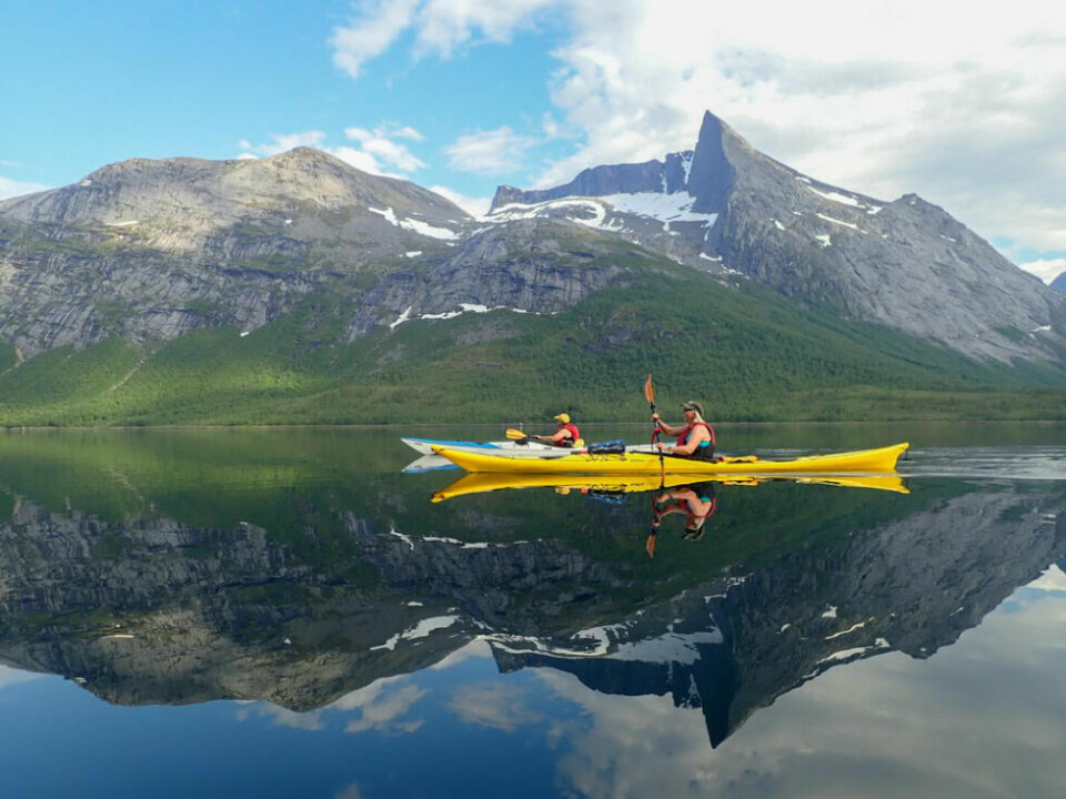 BLIKKSTILLE HAV. Padling på blikkstille hav, med Osatind i bakgrunnen. BLIKKSTILLE HAV. Padling på blikkstille hav, med Osatind i bakgrunnen.