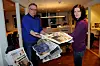BEKLAGER. Her står Monica Pettersen og Arild Jensen med en bunke på 39 aviser som de fant utenfor døra. Aviser som abonnenter i Sørfold skulle hatt, men som distribusjonsselskapet ikke leverte. - Veien var for glatt, sier Bodø Varetaxi som skulle levert avisene. Foto: Arild Bjørnbakk