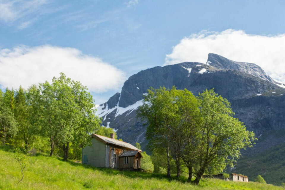 SVUNNEN TID. Gårdsbruket innerst i Sjunkfjord, et minne fra en svunnen tid. SVUNNEN TID. Gårdsbruket innerst i Sjunkfjord, et minne fra en svunnen tid.
