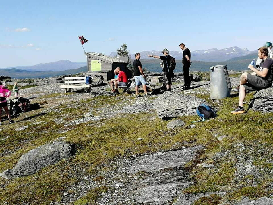 GOD STEMNING. Vardemarsjen 2021 gikk i flott vær og på toppen var det god stemning. I år håper arrangøren på flere deltakere enn de 128 som gikk forrige utgave. GOD STEMNING. Vardemarsjen 2021 gikk i flott vær og på toppen var det god stemning. I år håper arrangøren på flere deltakere enn de 128 som gikk forrige utgave. Foto: Arild Jensen