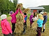 PÅ STAUR. Kornbandene settes på staur for å tørkes. Kornbandene settes på staur for å tørkes.