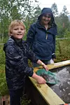 GULLGRAVING. Sigve Hunstad (8) fra Fauske lette etter gull. Her sammen med mamma Lena. De hadde allerede spist møsbrømlefse, og koste seg på tross av regn.