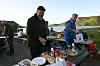 GOD STEMNING. Fredag kveld var det grilling i fjæra for de fuglehund-interesserte. Her har Geir Stenmark snappet til seg ei pølse fra grillen.