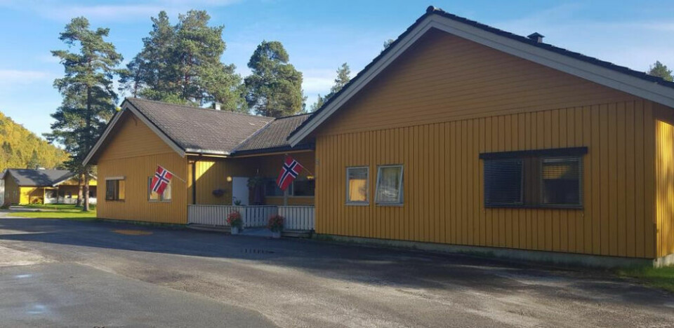 FLAGGET. Ansatte ved Vensmoen flagget i glede da det ble klart at kommunestyret hadde lyttet til deres bekymringer angående midlertidig flytting. FLAGGET. Ansatte ved Vensmoen flagget i glede da det ble klart at kommunestyret hadde lyttet til deres bekymringer angående midlertidig flytting. Foto: Privat