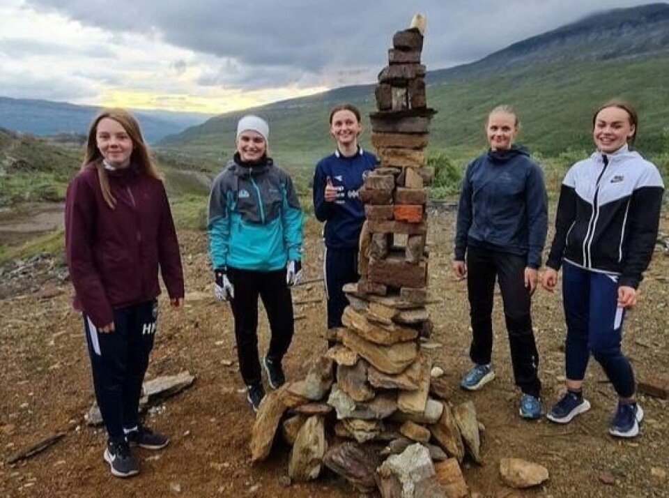 VARDE. Her skulle det løpes for å hente stein og bygge høyest mulig varde - med en snøball på toppen. VARDE. Her skulle det løpes for å hente stein og bygge høyest mulig varde - med en snøball på toppen. Foto: Espen Johansen