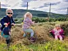 STÅR PÅ. Nicolai Kristiansen (3), Jenny Abelsen Sørdal (2), og Astri Elise Valø Sandberg (3) tar jobben alvorlig, og står på for å hjelpe til. Foto: Foto: Medås gårdsbarnehage
