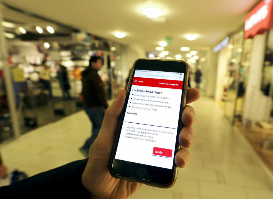Det er lett å få forbrukslån på dagen via en mobiltelefon. Det er lett å få forbrukslån på dagen via en mobiltelefon. Foto: Vidar Ruud / NTB