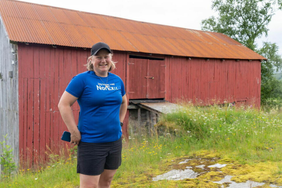 KLAR SOM ET EGG. Lena Cecilie Pedersen Osnes gleder seg til å arrangere gårdsfestival. I den gamle fjøsen blir det bar. KLAR SOM ET EGG. Lena Cecilie Pedersen Osnes gleder seg til å arrangere gårdsfestival. I den gamle fjøsen blir det bar. Foto: Anita Sjåvik