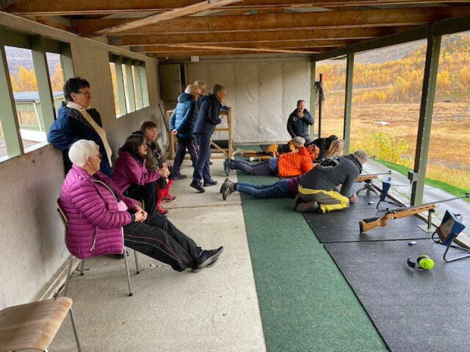 BESØK. Damene fra sanitetsforeningen fikk både middag og en tur inn på standplass i Daja lørdag. BESØK. Damene fra sanitetsforeningen fikk både middag og en tur inn på standplass i Daja lørdag. Foto: Sulitjelma skytterlag
