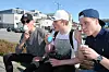 ISTID. Selvsagt var det noen som valgte is på første sommerdag, torsdag forrige uke. Mathias Stensland fra venstre og Ruben Kristensen, begge fra Fauske og Markus Krog fra Leknes går alle på videregående skole, og brukte godværet til å spise is. Nå kan det bli kaldere i været. Foto: Arild Bjørnbakk