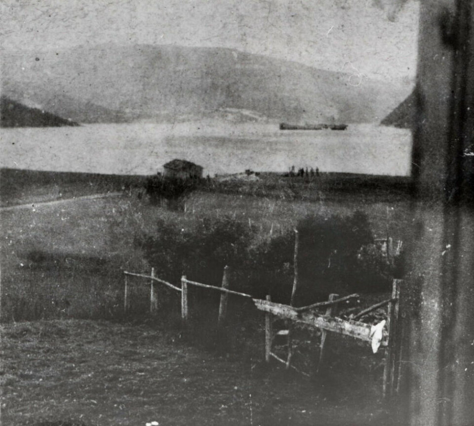 INNTOK BYGDA. Her kan man se lasteskipet ”Sevre” som kom med fanger til Botn 25. juli 1942. Lokalbefolkningen ble vitner til mange brutale handlinger allerede da. INNTOK BYGDA. Her kan man se lasteskipet ”Sevre” som kom med fanger til Botn 25. juli 1942. Lokalbefolkningen ble vitner til mange brutale handlinger allerede da. Foto: Nordlandsmuseet