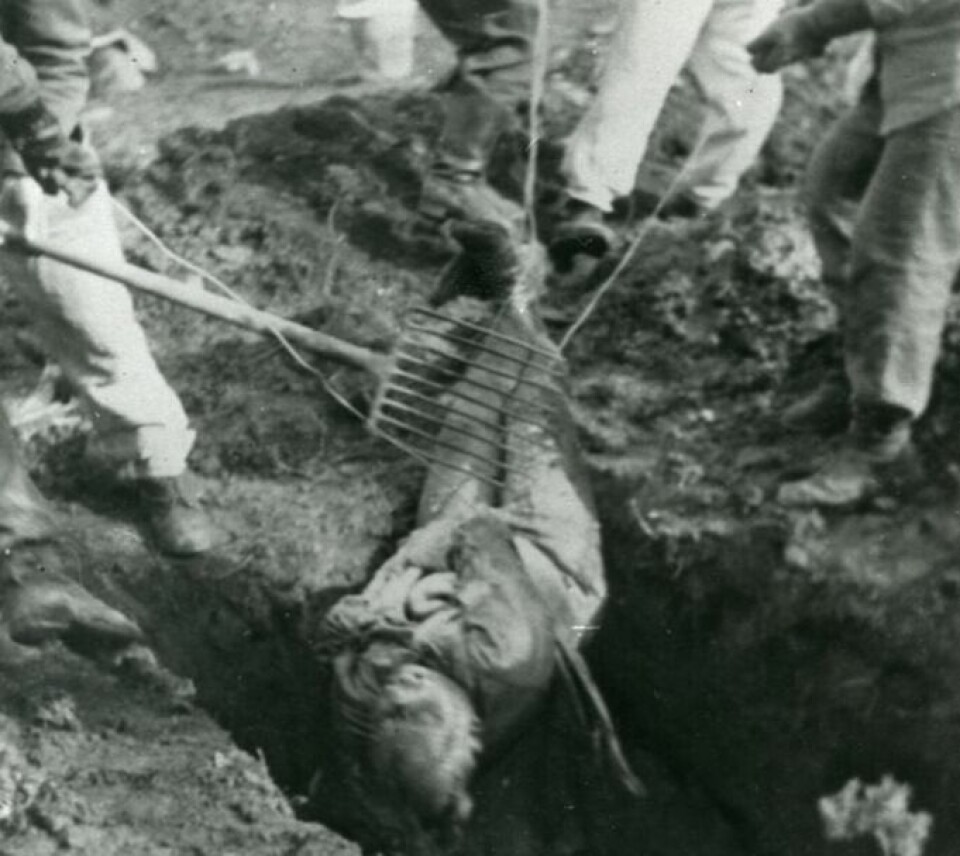 STERKE INNTRYKK. Her graver tyskerne opp drepte fanger på Langset for å flytte dem til kirkegården i Botn. STERKE INNTRYKK. Her graver tyskerne opp drepte fanger på Langset for å flytte dem til kirkegården i Botn. Foto: Ingart Markussen