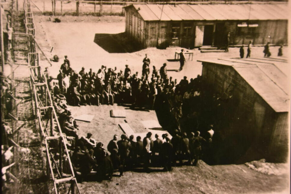 FEST I LEIREN. Dette bildet er fra fangeleiren i Botn, hvor det visstnok skal være noe festlig som pågår. Leiren hadde stor dødelighet det første året, men forholdene ble bedre da Wehrmacht overtok ledelsen. FEST I LEIREN. Dette bildet er fra fangeleiren i Botn, hvor det visstnok skal være noe festlig som pågår. Leiren hadde stor dødelighet det første året, men forholdene ble bedre da Wehrmacht overtok ledelsen. Foto: Nordlandsmuseet