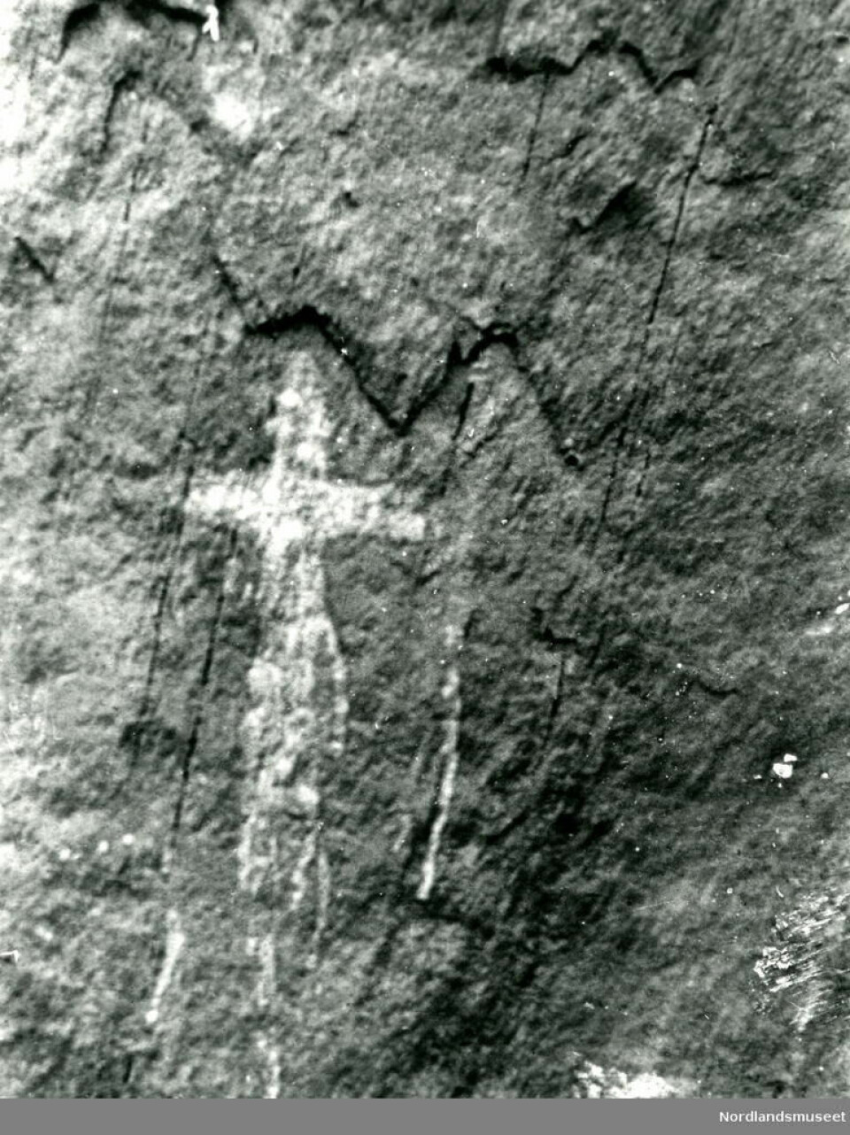 BLODKORSET. På dette stedet ble fangen Milos Banjac skutt, visstnok under et fluktforsøk 14. juni 1943. Broren hans tegnet et kors på fjellveggen med Milos sitt blod. Siden har det blitt fornyet med maling. BLODKORSET. På dette stedet ble fangen Milos Banjac skutt, visstnok under et fluktforsøk 14. juni 1943. Broren hans tegnet et kors på fjellveggen med Milos sitt blod. Siden har det blitt fornyet med maling. Foto: Ingart Markussen