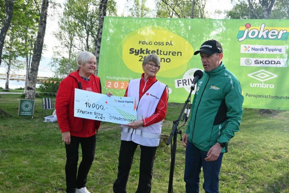 STOR GLEDE. Bente Olsen (t.v.) og Snefrid Risvåg i Fauske Røde Kors ble overrasket med 10.000 ekstra grasrotpenger fra Norsk Tipping. STOR GLEDE. Bente Olsen (t.v.) og Snefrid Risvåg i Fauske Røde Kors ble overrasket med 10.000 ekstra grasrotpenger fra Norsk Tipping. Foto: Stig Bjørnar Karlsen