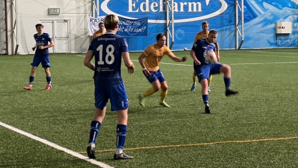 Jonas Enge Melvik var endelig tilbake i startoppstillingen, og dannet en helt ny venstreside med nummer 18 Andreas Wold Gleinsvåg og Rasmuns Wisth (til venstre i bildet). Jonas Enge Melvik var endelig tilbake i startoppstillingen, og dannet en helt ny venstreside med nummer 18 Andreas Wold Gleinsvåg og Rasmuns Wisth (til venstre i bildet). Foto: Espen Johansen
