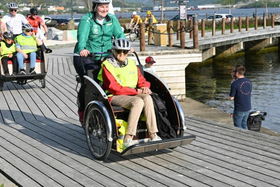 ORDFØRER PÅ TUR. Kristine Pettersen ble syklet rundt Fauske av ordfører Marlen Rendall Berg. ORDFØRER PÅ TUR. Kristine Pettersen ble syklet rundt Fauske av ordfører Marlen Rendall Berg. Foto: Stig Bjørnar Karlsen