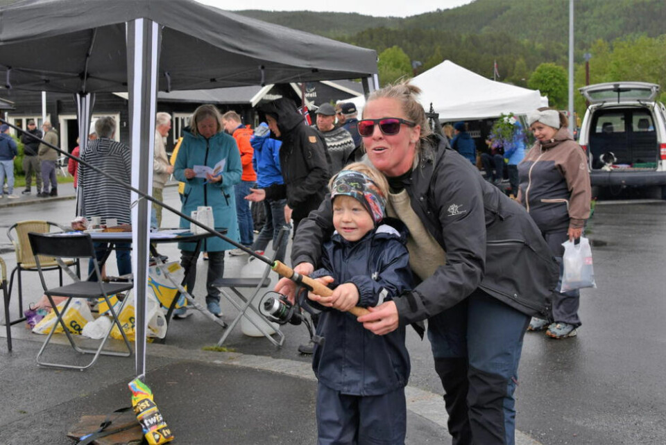 TIDLIG KRØKES. Johan Eilif Hammer (6) blir undervist i den edle kunst å fiske etter laks av Iris Skoglund. TIDLIG KRØKES. Johan Eilif Hammer (6) blir undervist i den edle kunst å fiske etter laks av Iris Skoglund. Foto: Lars Olav Handeland