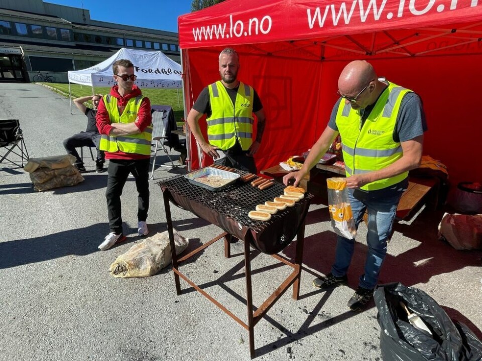 STREIKEVAKT. Porten til Elkem Salten stengt av et lag med streikevakter. - Det renner inn penger til arbeidsgiverne, her blir vi til vi har fått igjennom våre krav, sier (fra venstre) Åge Hansen, Eskil Sætherhaug, Lars Erik Lundeng, Håkon Skagen og Kjell Øivin Loe. STREIKEVAKT. Porten til Elkem Salten stengt av et lag med streikevakter. - Det renner inn penger til arbeidsgiverne, her blir vi til vi har fått igjennom våre krav, sier (fra venstre) Åge Hansen, Eskil Sætherhaug, Lars Erik Lundeng, Håkon Skagen og Kjell Øivin Loe. Foto: Helge Simonsen