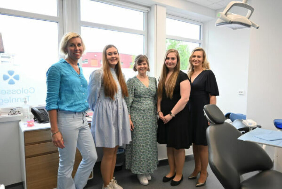 Fra venstre Mia Grundstrøm (adm. dir. i Collosseum Tannlege), klinikk-koordinator Kristina Braseth Isaksen, og tannlegene Rannei Elisabeth Amundsen, Cristell-Mari Hissink og Katarzyna Karlsen inne på et av behandlingsrommene. Fra venstre Mia Grundstrøm (adm. dir. i Collosseum Tannlege), klinikk-koordinator Kristina Braseth Isaksen, og tannlegene Rannei Elisabeth Amundsen, Cristell-Mari Hissink og Katarzyna Karlsen inne på et av behandlingsrommene. Foto: Lise Ailin Rosvoll Berntzen
