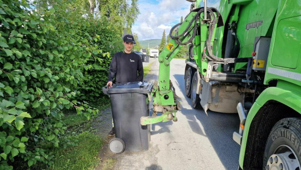 VIKTIG. Joachim Rønning holder på med å tømme søppel. VIKTIG. Joachim Rønning holder på med å tømme søppel. Foto: Iris Salten