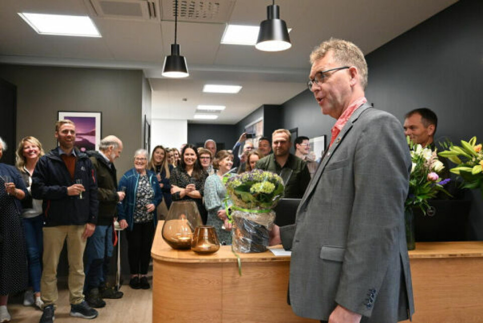 ÅPNING MED HUMOR. Varaordfører Sverre Breivik hadde med seg en ”hortannsia” til åpningen. - Karius og Baktus går tøffe tider i møte, sa han. ÅPNING MED HUMOR. Varaordfører Sverre Breivik hadde med seg en ”hortannsia” til åpningen. - Karius og Baktus går tøffe tider i møte, sa han.