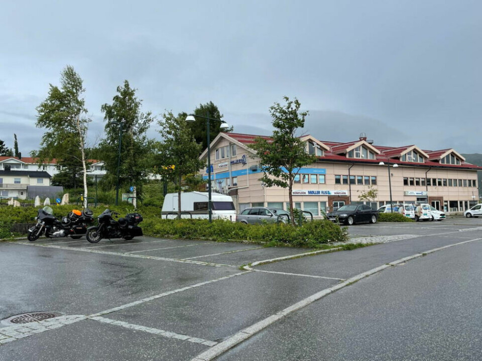 SUPERLADERE. Her på de nærmeste fire parkeringsplassene og de åtte bak der igjen ønsker Tesla Norway å etablere 12 plasser for superladere i Fauske sentrum. SUPERLADERE. Her på de nærmeste fire parkeringsplassene og de åtte bak der igjen ønsker Tesla Norway å etablere 12 plasser for superladere i Fauske sentrum. Foto: Helge Simonsen