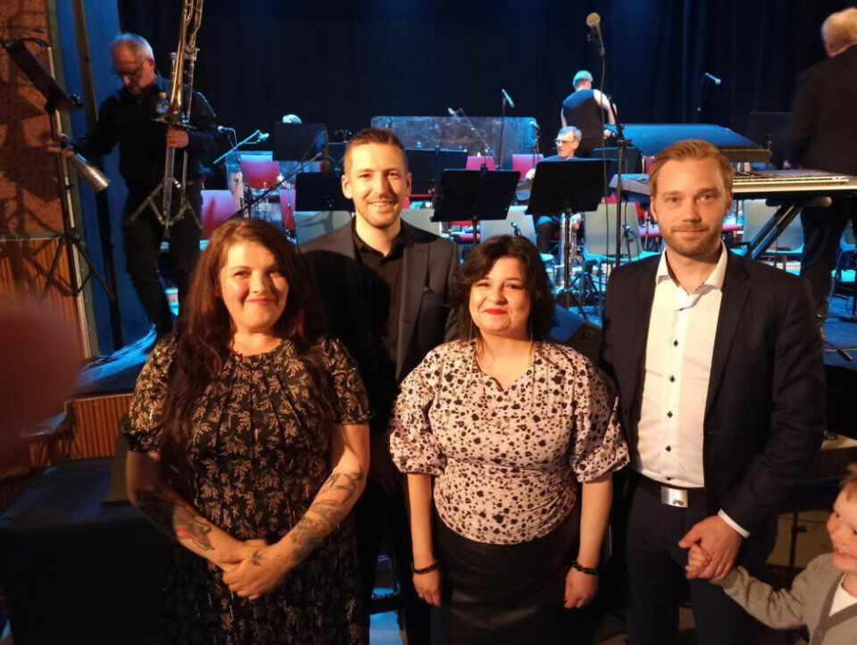 DYKTIGE SOLISTER. Med seg hadde Sulitjelma musikkorps fire dyktige solister. Foran fra venstre Solveig Martinussen Næstby, Eirin Edvardsen og Bjørn Morten Johansen. Bak står Espen Brodersen Johansen. Alle foto: Arild JensenKRAFTFULLT. Ketil Hugaas gledet publikum med sin kraftfulle røst.I SALEN. De som hadde tatt turen til Fauske kino på lørdag fikk en fin konsertopplevelse.BANDET. Reidar Waage (t.v.) på bass og Frode Hansen på gitar.DYKTIG SOLIST. Solveig Martinussen Næstby sang blant annet ”Å kunne æ skrive” av Lars Bremnes til stor glede for de som satt i salen. DYKTIGE SOLISTER. Med seg hadde Sulitjelma musikkorps fire dyktige solister. Foran fra venstre Solveig Martinussen Næstby, Eirin Edvardsen og Bjørn Morten Johansen. Bak står Espen Brodersen Johansen. Alle foto: Arild Jensen