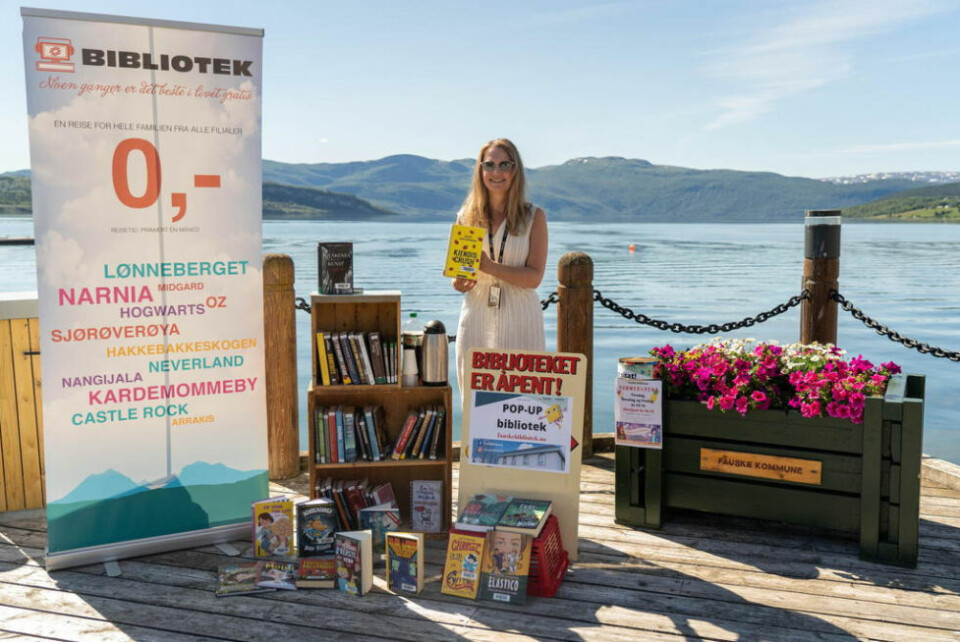 LESE GLEDE. Biblioteksjefen tokk med seg et utvalg av bøker og spill. Og for de som er trøst hadde de med seg kaffe og saft. LESE GLEDE. Biblioteksjefen tokk med seg et utvalg av bøker og spill. Og for de som er trøst hadde de med seg kaffe og saft. Foto: Anita Sjåvik