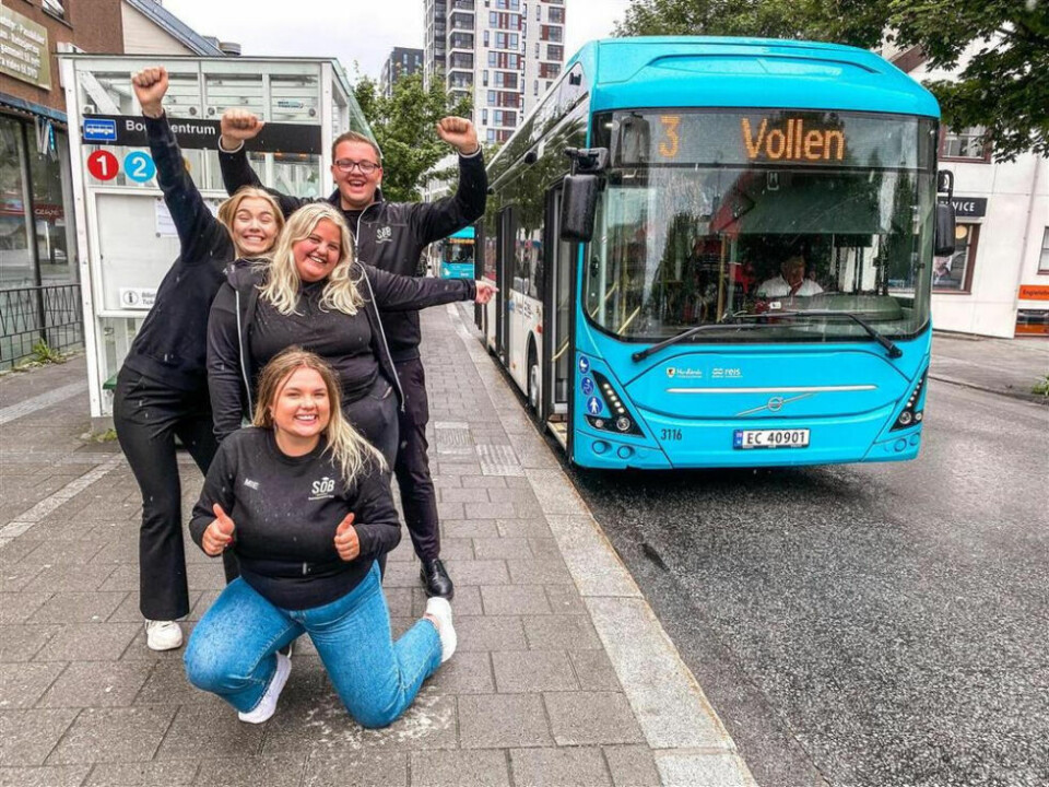 Studentene jubler over gratis buss i fadderperioden. Studentene jubler over gratis buss i fadderperioden. Foto: Isabell Grønnslett