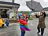REGN OG VIND. Paraplybildet illustrerer at folk trosset vær og vind for å delta i markeringen. Her er Lars Gunnar Nisja Nordkil og Mette Nisja Nordkil i kamp med paraplyen. Foto: Hanne Løkås Veigård
