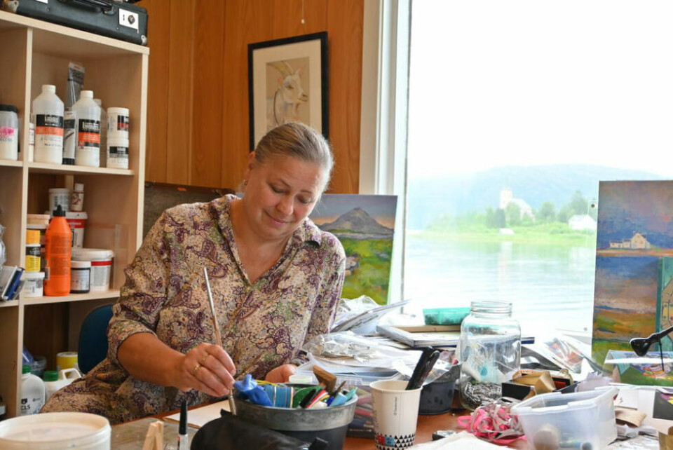 ATELIER. Fra atelieret sitt har Gro fin utsikt til kirken i Røsvik. ATELIER. Fra atelieret sitt har Gro fin utsikt til kirken i Røsvik. Foto: Øyvind Finnevolden