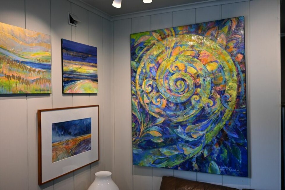 KUNSTVERK. Noen av maleriene som henger på Galleri Banken. KUNSTVERK. Noen av maleriene som henger på Galleri Banken. Foto: Øyvind Finnevolden