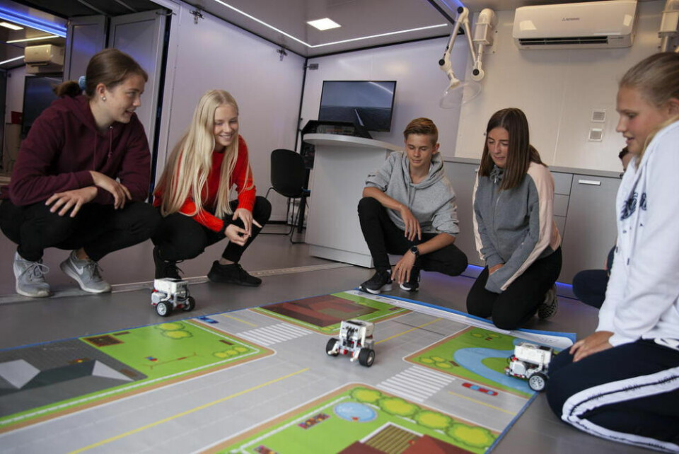 LÆRERIKT OG SPENNENDE. Skoleklasser får undervisning frem til skoleslutt, og i ferien får barnehagene muligheten til å besøke rommet, i tillegg til ferieklubben. Den offisielle åpningen av rommet skjer 1. juni kl. 10:00 for inviterte gjester og presse. Det blir da mulig å observere elever under aktivitet i rommet. LÆRERIKT OG SPENNENDE. Skoleklasser får undervisning frem til skoleslutt, og i ferien får barnehagene muligheten til å besøke rommet, i tillegg til ferieklubben. Den offisielle åpningen av rommet skjer 1. juni kl. 10:00 for inviterte gjester og presse. Det blir da mulig å observere elever under aktivitet i rommet. Foto: Utlånt av Newton Saltdal