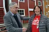 LOKAL STØTTE. Harry Edvardsen i Saltdal SV roser Fauske-nabo Anne Fagertun Stenhammer, og vil ha henne inn på tinget. Foto: Designia/Lars Antonsen