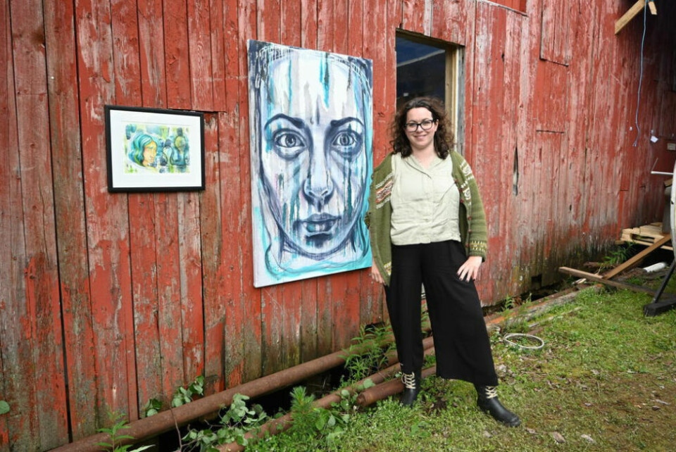 TILBAKE. Etter å ha hengt på galleri i Stockholm, henger maleriene nå på Kaia Tel Han Kai. TILBAKE. Etter å ha hengt på galleri i Stockholm, henger maleriene nå på Kaia Tel Han Kai. Foto: Øyvind Finnevolden