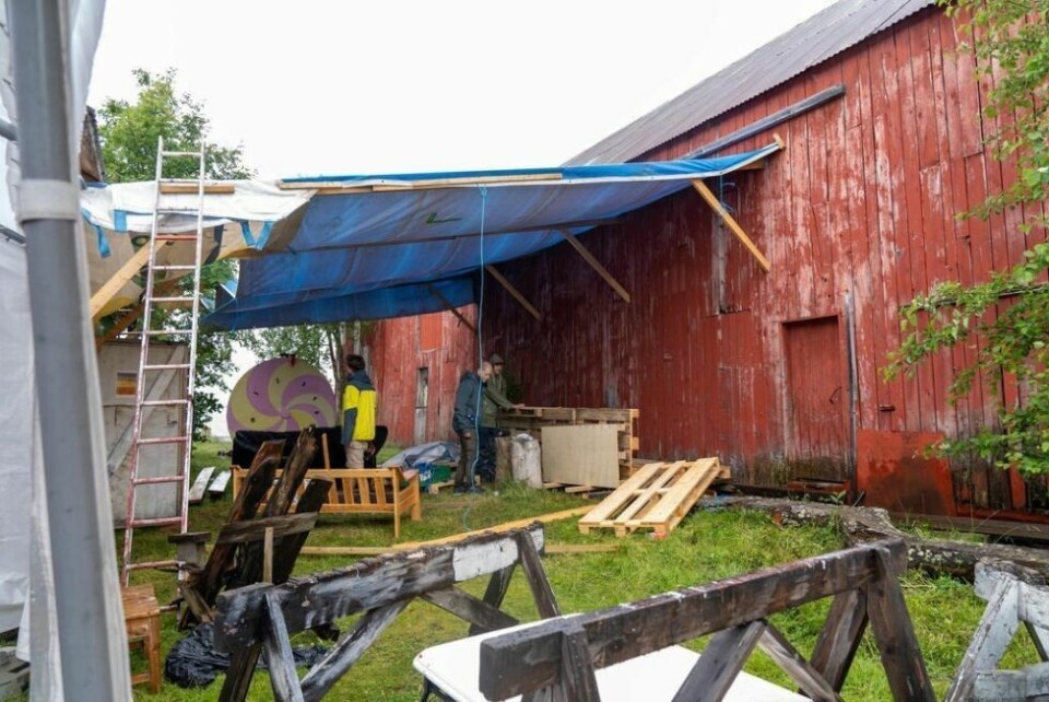 VANNTETT. Her jobber de på for å sikre festivalen mot regn. VANNTETT. Her jobber de på for å sikre festivalen mot regn. Foto: Anita Sjåvik