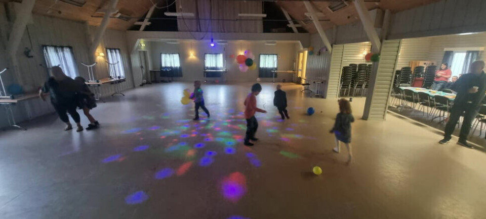FORELDRE ARRANGERTE DISCO. Som en avslutning for barnehageungene i Beiarn blir det som regel hvert år arrangert overnatting sammen med de ansatte. I år ble dette ikke noe av og da tok foreldrene grep selv. FORELDRE ARRANGERTE DISCO. Som en avslutning for barnehageungene i Beiarn blir det som regel hvert år arrangert overnatting sammen med de ansatte. I år ble dette ikke noe av og da tok foreldrene grep selv. Foto: Privat