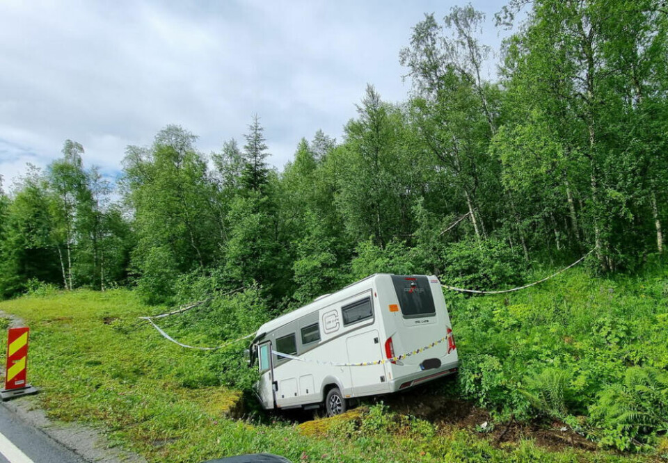 VENTER PÅ FRAKT. Bobilen som kjørte av veien venter på bil berger. VENTER PÅ FRAKT. Bobilen som kjørte av veien venter på bil berger. Foto: Fredrik Wilhelmsen Hansen