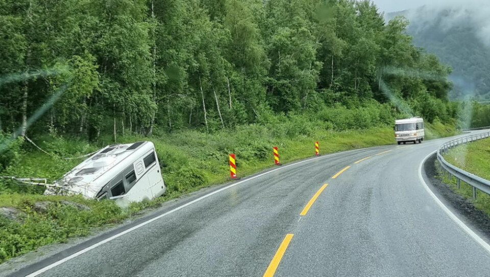 BLIR HENTET. Bilen som kjørte av veien forrige fredag venter på bergingsbil nesten en uke etter. BLIR HENTET. Bilen som kjørte av veien forrige fredag venter på bergingsbil nesten en uke etter. Foto: Fredrik Wilhelmsen Hansen