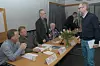 PANELDELTAKERE. Paneldeltakere som hilser på hverandre fra venstre Roar Hansen, Per Gunnar Skotåm, Ola Torstensen og Bård Vegar Solhjel. I bakgrunnen Per Olof Blind og Størker Bjørnstad. Alle foto: Arild Bjørnbakk