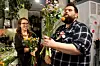 BUKETTBINDING. Saltenpostens journalist Helge Simonsen tester yrker hele 2015. Sammen med damene på Spire blomsterhåndverk fikk han prøvd seg som blomsterdekoratør en dag. Eilin Katarina Melkersen er god å ha når det skal lages ferdige buketter til alle de som vil ha med seg noe vakkert hjem. Foto: Frida Kalbakk
