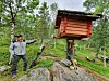 KJØLESKAP. Her kan man sikre mat fra rovdyr. Sivertsen har hørt historier om Jerv som har spist seg gjennom gulvet på slike stolpeboder, eller Njalla som det også heter. Foto: Øyvind Finnevolden