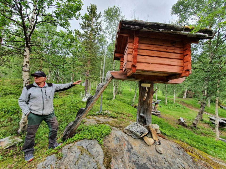 KJØLESKAP. Her kan man sikre mat fra rovdyr. Sivertsen har hørt historier om Jerv som har spist seg gjennom gulvet på slike stolpeboder, eller Njalla som det også heter. KJØLESKAP. Her kan man sikre mat fra rovdyr. Sivertsen har hørt historier om Jerv som har spist seg gjennom gulvet på slike stolpeboder, eller Njalla som det også heter. Foto: Øyvind Finnevolden