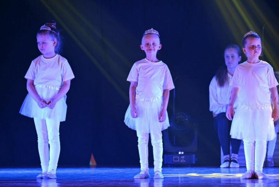 BALLERINA. Disse små frøknene danset lett på tå i dansenummeret sitt.TOMMEL OPP. Det gode humøret og utstrålingen til de minste som var først ut på scenen var umulig å ikke la seg bli sjarmert av. Det de ikke husket av dansetrinn, tok de igjen for med sjarm i bøtter og spann. Alle foto: Lise Ailin Rosvoll BerntzenILDSJEL. Marianne Tverå var som vanlig konferansier under danseshowet. Den oppgaven gjennomførte hun med glans.MAGEDANS. Nummeret med den orientalske magedansen var et fargerikt innslag danseshowet.HEDRET. Instruktørene Embla (t.v.) og Mathilde ble hedret på scenen for sin innsats for Dans Fauske. Begge flytter for å studere til høsten.IMPONERTE. De eldste ungdommene imponerte med både godt innøvd teknikk og danseglede som var til å ta og føle på.BALLERINA. Disse små frøknene danset lett på tå i dansenummeret sitt.SJARM. Det satt mange foreldre i salen som hadde alle gode grunner til å være stolt av sine barn. BALLERINA. Disse små frøknene danset lett på tå i dansenummeret sitt.