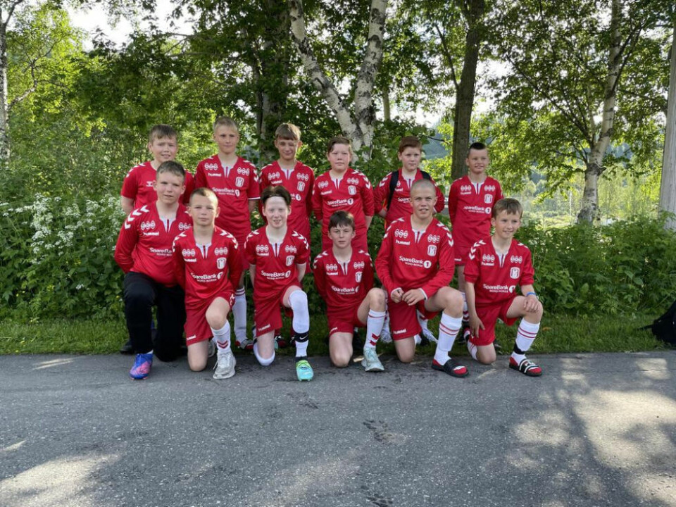FIN TUR. Laget fra Finneid hadde en veldig bra tur til Kippermoen Cup i Mosjøen. Øverst fra venstre: Adrian Tiberg, Julian Lundmark, Runar Sveinssønn, Erlend Egerdahl, William Josefsen, Alexander Johnsen. Nede fra venstre: William Alexander Karijord, Noah Thorstensen, Mikael Haugan, Elias Bjørnstad, Lukas Mikalsen, Tobias Jensen. FIN TUR. Laget fra Finneid hadde en veldig bra tur til Kippermoen Cup i Mosjøen. Øverst fra venstre: Adrian Tiberg, Julian Lundmark, Runar Sveinssønn, Erlend Egerdahl, William Josefsen, Alexander Johnsen. Nede fra venstre: William Alexander Karijord, Noah Thorstensen, Mikael Haugan, Elias Bjørnstad, Lukas Mikalsen, Tobias Jensen. Foto: Stine Thorstensen