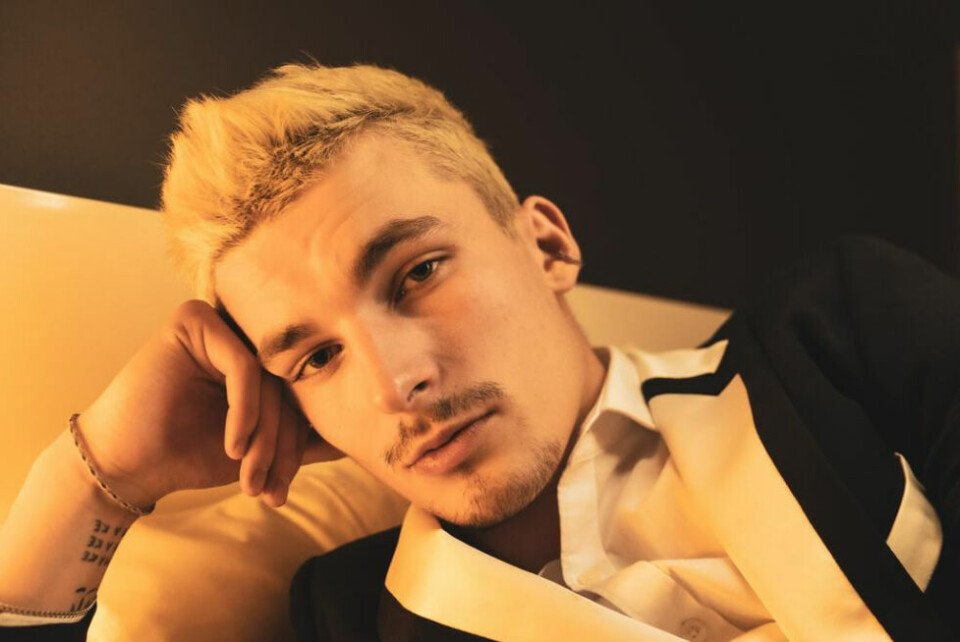 TIL SØRFOLD. Adrian Sellevoll er kjent fra TV-programmer, og har flere låter som til sammen har i overkant av 16 millioner streams på Spotify alene. TIL SØRFOLD. Adrian Sellevoll er kjent fra TV-programmer, og har flere låter som til sammen har i overkant av 16 millioner streams på Spotify alene. Foto: Peter Bruteig Henriksen