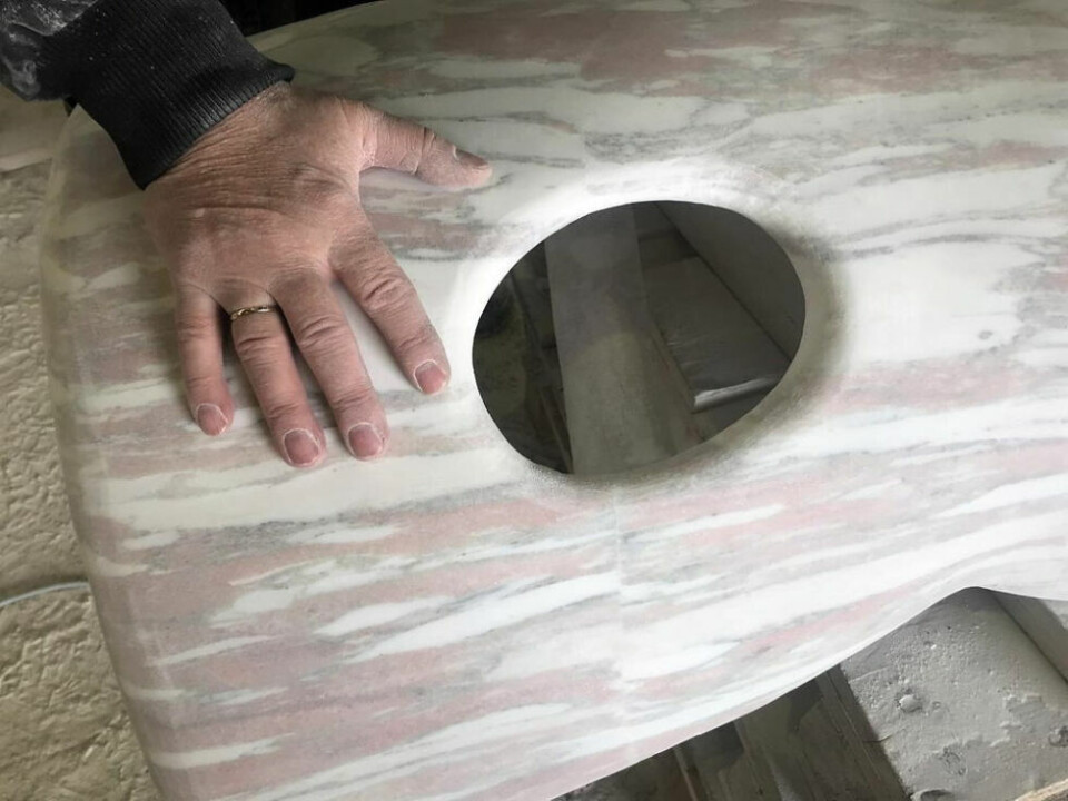 I SITT ELEMENT. Her er det marmor av typen Norwegian rose kunstneren Kenn-Ole Moen jobber med, i verkstedet på Løgavlen. I SITT ELEMENT. Her er det marmor av typen Norwegian rose kunstneren Kenn-Ole Moen jobber med, i verkstedet på Løgavlen. Foto: Foto: Maria Edvardsen